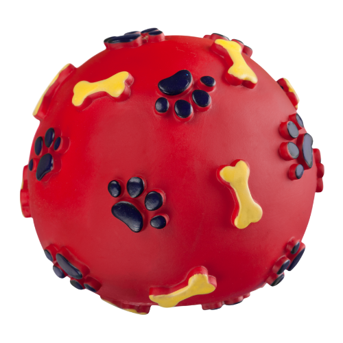 Roter Hundespielzeugball mit Pfoten- und Knochenmotiven vor transparentem Hintergrund.